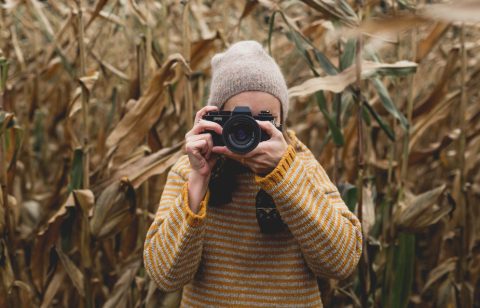autumn-photographer-taking-picture_925x.jpg